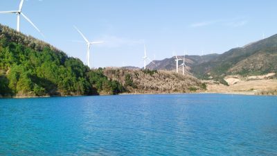 矿区重金属污染的蓝色湖水图片